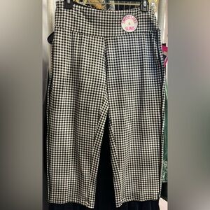 Three Hearts black and white gingham capri slimming leggings. Size M